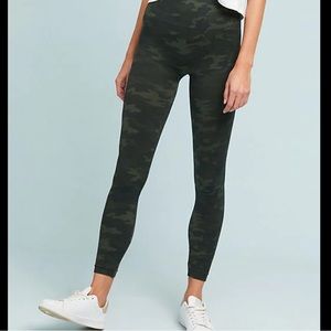 Spanx Look At Me Now Seamless Leggings in Green Camo Size Large
